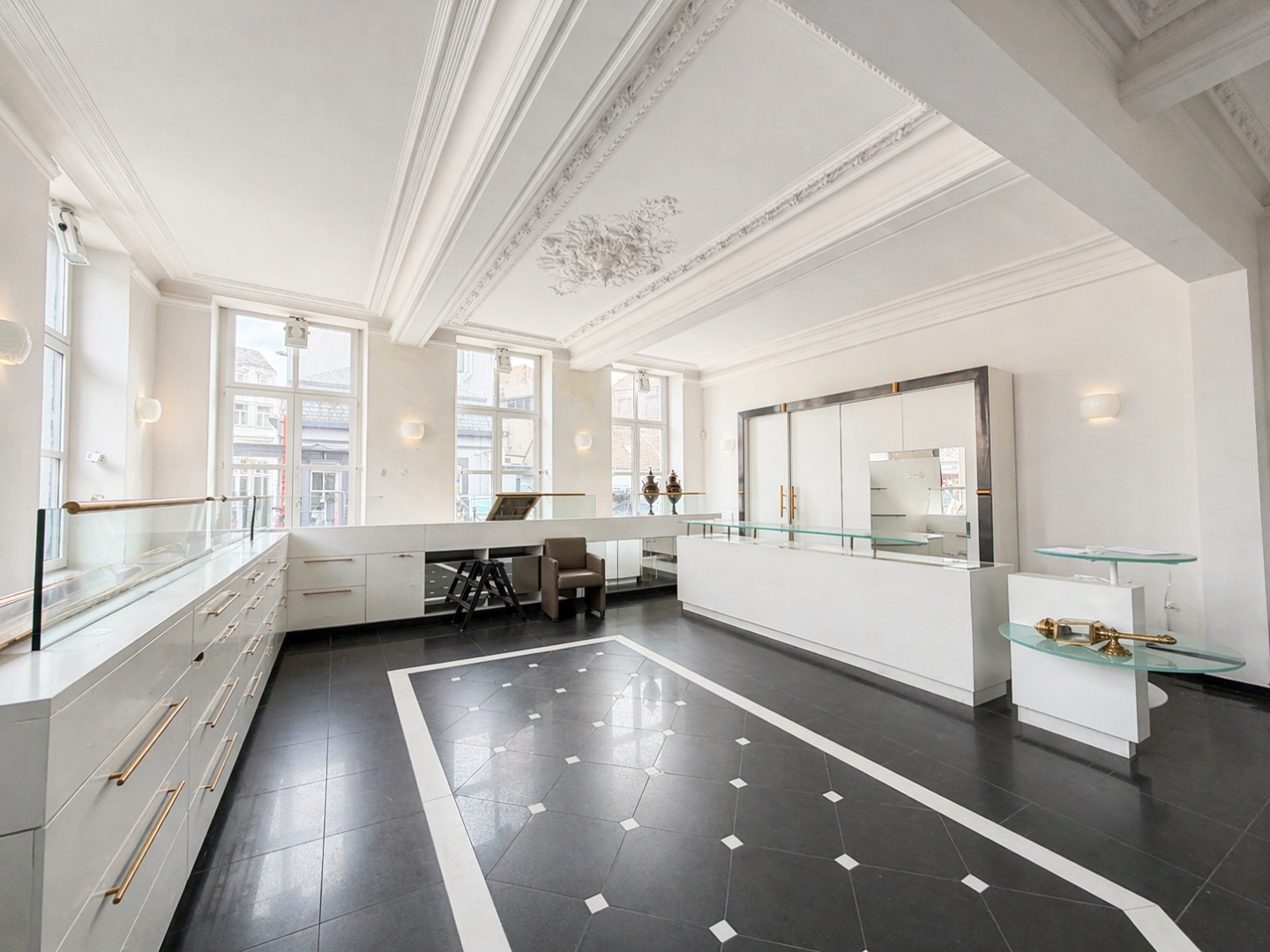 Te koop, commerciële eigendom en 2 appartementen in het stadscentrum van Oudenaarde - foto 4