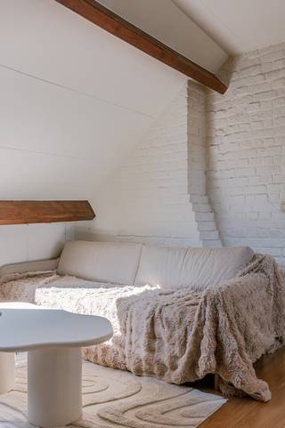<p>Intéressant bien immobilier de rapport bénéficiant d'un emplacement de choix à Gand. <br /><br />Bienvenue dans cet immeuble polyvalent situé au 496 Rooigemlaan à Gand, dans un quartier facilement accessible à proximité du centre historique, des principaux axes routiers et de nombreuses commodités.<br /><br />Ce bien se compose d’un appartement spacieux d’environ 65 m² comprenant deux chambres, ainsi que d’un droit de jouissance perpétuel sur le grenier d’environ 49 m², qui sert actuellement de troisième chambre avec salle de bains.<br />L’appartement dispose d’un agréable espace de vie baigné de lumière naturelle, d’une salle de bains équipée et de toilettes séparées. <br />Grâce à son agencement pratique et à son bon état d’entretien, ce bien est immédiatement prêt à être occupé ou mis en location.<br /><br />Atouts supplémentaires du bien :<br />Chauffage au gaz naturel<br />Certificat d’électricité conforme<br />Sans amiante<br />Potentiel locatif intéressant<br />Situation centrale et facilement accessible<br /><br />Grâce à son emplacement avantageux, les commerces, les transports en commun, les écoles et les infrastructures de loisirs sont accessibles à pied ou à vélo. De plus, les axes Bourgoyen-Ossemeersen, la R4, l’E40 et l’E17 sont facilement accessibles.<br /><br />Ce bien offre de nombreuses possibilités : idéal comme investissement avec un rendement stable, pour une occupation personnelle ou comme placement immobilier tourné vers l’avenir.<br /><br />Convient parfaitement aux investisseurs, aux jeunes ménages, au cohabitat, aux parents d’enfants étudiants, etc.<br /><br />Idéal si vous recherchez un bien prêt à emménager, offrant un fort potentiel et bénéficiant d’un excellent emplacement à Gand.<br /><br />CONTACT : Jarno au 0473 28 42 26 ou via info@vicusvastgoed.be</p>