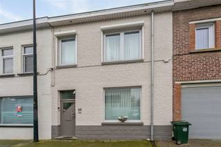 Knusse goed onderhouden starterswoning of opbrengsteigendom centrum Bevere Indeling :Inkomhal, gezellige living met eetplaats, keuken, badkamer (...