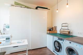 <p><strong>Groots wonen achter een statige gevel</strong><br /><strong>In de Tweemontstraat woon je ruim, stedelijk én verrassend rustig tegelijk. Deze buurt in Deurne combineert een aangename woonomgeving met een vlotte bereikbaarheid: openbaar vervoer, het Rivierenhof, het Sportpaleis en snelle opritten liggen allemaal binnen handbereik. Op tien minuten fietsen sta je in hartje Antwerpen, en toch voelt thuiskomen hier elke dag weer ontspannen aan. Achter een charmante gevel schuilt een uitzonderlijk ruime woning met karakter, licht én perfect onderhouden. Zo’n huis dat je niet elke dag tegenkomt. Benieuwd? Kom binnen…</strong></p>
<p><strong>Werken, wonen en leven op het gelijkvloers<br /></strong>De brede inkomhal zet meteen de toon. Hier is plaats. Plaats voor fietsen, voor jassen, voor leven. Daarachter vind je een bureau die perfect dienst kan doen als thuiskantoor, praktijkruimte of rustige werkplek. Ideaal voor wie wonen en werken combineert. De leefruimte sluit hier mooi op aan: een gezellige living met gashaard, waar je ’s avonds vanzelf wat langer blijft hangen. Alles voelt doordacht, open en comfortabel.</p>
<p><strong>Buitenruimte met extra’s</strong><br />Vanuit de leefruimte stap je zo de zuidgerichte tuin in: compact, zonnig en perfect als verlengde van het huis. De fruitbomen en druivelaars dragen bij tot de charme. Achteraan wacht een absolute blikvanger: het koetshuis. Wind- en waterdicht, vol charme en boordevol potentieel. Atelier, werkruimte, extra opslag of een zomerse lounge: dit is een plek die nog geschreven mag worden.</p>
<p><strong>Praktisch comfort, netjes weggewerkt</strong><br />Op het gelijkvloers vind je ook een aparte wc en een wasruimte, discreet geïntegreerd zodat het dagelijkse leven vlot blijft lopen. Bovendien is de woning volledig onderkelderd, wat zorgt voor nog extra bergruimte en functionaliteit.</p>
<p><strong>Een verdieping hoger: koken en samenzijn<br /></strong>De eerste verdieping is het kloppend hart van het huis. Hier bevindt zich de volledig geïnstalleerde keuken, strak uitgevoerd in inox, met een keukeneiland dat uitnodigt tot samen koken en tafelen. De zonwering zorgt voor comfort, ook op warme dagen. Aansluitend ligt de eetruimte, ruim en licht. Vanuit de keuken stap je zo het groendak op. Met vaste banken, groen rondom en volop zon in de zomer is dit een heerlijk toevluchtsoord. En de buitenruimtes staan in de lente en zomer helemaal in bloei!</p>
<p><strong>De master als privé-verdieping</strong></p>
<p>Op de tweede verdieping wacht de master bedroom: royaal en voorzien van ingemaakte kasten. De badkamer voelt hier bijna als een wellnessruimte, met bamboeparket, een inloopdouche, een bad, dubbele lavabo en veel bergruimte. De groententen versterken het mooie geheel.</p>
<p><strong>Hoog wonen met zicht op de stad</strong><br />De derde verdieping telt nog twee slaapkamers, allebei met een verrassend uitzicht richting Antwerpen. Een extra douchekamer maakt deze verdieping helemaal af, ideaal voor kinderen, gasten of tieners die graag hun eigen plek hebben.</p>
<p><strong>Duurzaam en doordacht<br /></strong>Deze woning werd gerenoveerd in 2015 en is technisch helemaal mee. Met EPC B, 16 zonnepanelen, warmtepompen in de slaapkamers, een ventilatiesysteem D, geïsoleerde daken en een vernieuwde gevel is het hier comfortabel en toekomstgericht wonen. Beloofd!</p>
<p><strong>Verliefd? Info@ugly.be</strong></p>