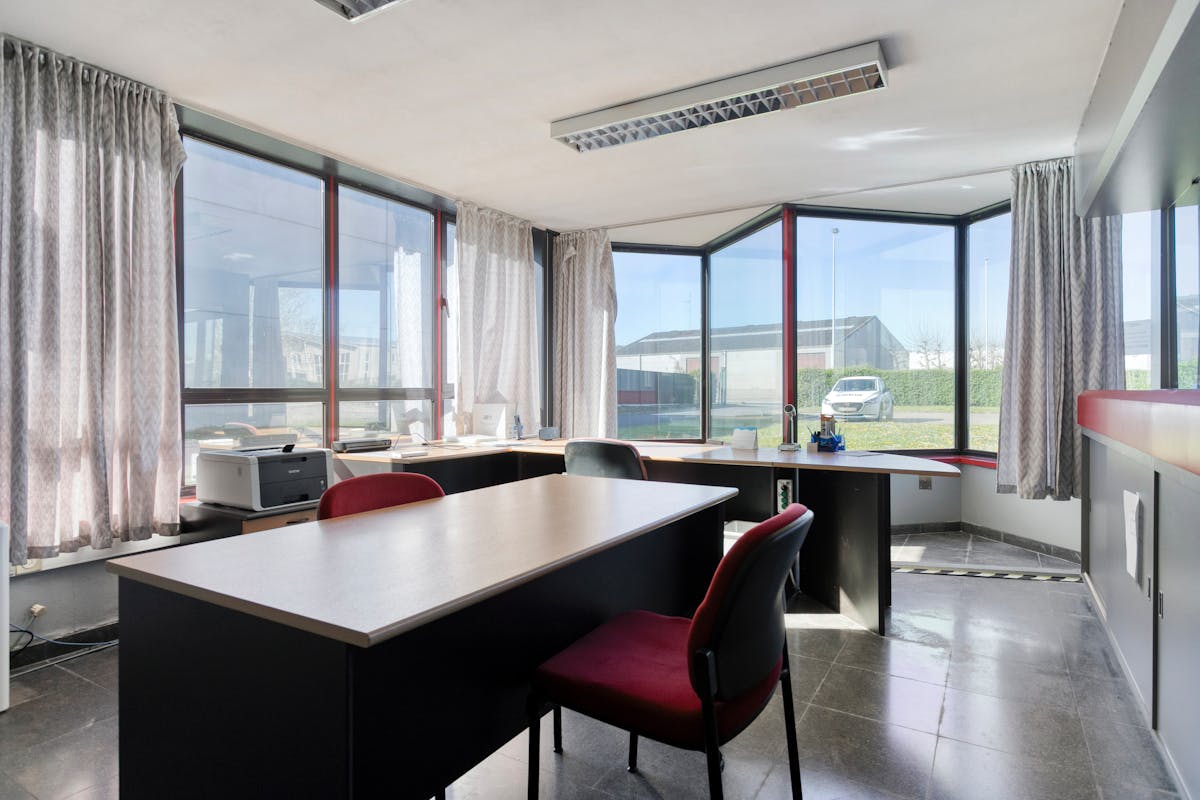 Bâtiment commercial à vendre dans la zone industrielle d'Ypres - photo 5