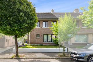 [[ DIT PAND NEEMT DEEL AAN DE ERA OPEN HUIZEN DAG OP 13/6 VAN 9:30 TOT 10:30 ]] 
<p><strong>Te koop: halfopen woning in de Valerius de Saedeleerstraat, rustig gelegen nabij het centrum van Vilvoorde.</strong></p><p>Deze woning uit 1966 bevindt zich in een residentiële straat op de stadsrand, met scholen, openbaar vervoer, park en treinstation op korte afstand. Dankzij de conforme elektrische installatie en het EPC-label D is er geen renovatieverplichting. De ligging combineert rust met een vlotte verbinding naar invalswegen.</p><p><strong>Belangrijkste ruimtes:</strong></p><p>• Ruime woonkamer (32,2 m²) met veel lichtinval</p><p>• Keuken (17,6 m²) met keramische kookplaat, oven, dubbele spoelbak en ontbijthoek</p><p>• Badkamer (5,2 m²) met ligbad, toilet en dubbele wastafel</p><p>• Drie slaapkamers (7,6 m², 13,2 m² en 9,9 m²)</p><p>• Tuin (120 m²) ideaal voor ontspanning</p><p>• Garage (18,3 m²)</p><p>• Zolder (21 m²) bereikbaar via vlizotrap</p><p>• Terras en kelder</p><p><strong>Troeven:</strong></p><p>• Rustige straat nabij centrum Vilvoorde</p><p>• Elektrische installatie conform</p><p>• Geen renovatieverplichting (EPC D)</p><p><strong>Neem vandaag nog contact op met Selena Perez y Latorre op +32 2 335 11 13 voor een bezoek.</strong></p><p>JOUW DROOMHUIS. ZO GEVONDEN!</p>