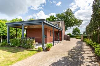 Aan de voorzijde komt u binnen in de hal met toegang tot het gastentoilet en de master-bedroom. Ook van hieruit toegang tot de ruime living met...