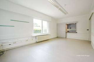 Deze vrijstaande eigendom is rustig gelegen op een mooi perceel van maar liefst 2.091m² en werd jarenlang gebruikt als woon- en gezondheids-/welzijnsinstelling, gekend onder de naam ’t Bellemhuis. Dankzij de ruime indeling en de goede toegankelijkheid biedt het pand heel wat mogelijkheden.<br /><br />Op het gelijkvloers bevindt zich een aangename leefruimte met eet- en zithoek, die aansluit op de ruime, volwaardige keuken voorzien van toestellen. Vooraan is er bovendien een gezellige ontmoetings- en zithoek met zicht op de voortuin.<br /><br />Verder telt het gelijkvloers vijf slaapkamers en een ruime badkamer. Een belangrijke troef is dat deze verdieping en het verdiep volledig rolstoeltoegankelijk is.<br /><br />Via de traphal bereiken we de bovenverdieping, waar zich nog eens drie slaapkamers en een tweede badkamer bevinden. In totaal beschikt de eigendom dus over maar liefst acht slaapkamers en twee badkamers.<br /><br />Achteraan bevindt zich een garage die eveneens uitstekend dienst kan doen als praktische berg- of opslagruimte. Aan de voorzijde van het gebouw is er ruime parkeergelegenheid op eigen terrein.<br /><br />Ook buiten is het bijzonder aangenaam vertoeven. Achter de woning strekt zich een mooie weide uit, waar momenteel enkele paarden grazen. De combinatie van de rustige ligging, het ruime perceel en de royale binnenruimtes maakt van deze eigendom een bijzonder veelzijdig geheel.