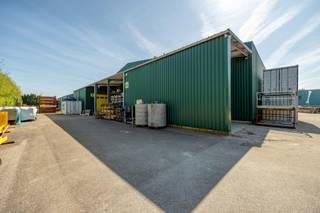 <div>
<p><strong>Wegens geplande verhuis: Instapklare industriehal van 1.343 m² op 4.440 m² met recentelijk vernieuwde kantoren van 380 m² en 4 elektrische poorten.<br /></strong><br />Deze kwalitatieve industriehal (bouwjaar 2002) bevindt zich in een KMO-zone, ideaal voor productie, opslag, distributie of ambachtelijke activiteiten. <br />Een meerwaarde is het kantoorgedeelte, dat recent volledig vernieuwd werd met hoogkwalitatieve materialen en zo een moderne, representatieve werkomgeving creëert. De kantoren beslaan een oppervlakte van 380 m².<br />De hal meet circa 1.343 m² en is bijzonder praktisch ingericht dankzij vier grote elektrische poorten. Bovendien is het gebouw rondom bereikbaar, wat zorgt voor voldoende manoeuvreerruimte op eigen terrein met veel parkeermogelijkheden.<br />Verwarming van de hal met heteluchtblazers op gas, kantoren met airco's.<br />Het geheel is beschikbaar vanaf maart 2027.<br />Met een hoogte van ± 6 m aan de zijkanten en tot ± 7,5 m in het hoogste punt, biedt deze bedrijfsruimte extra flexibiliteit voor diverse toepassingen en inrichting.<br />Zonnepanelen, ongeveer 24kWp!<br /><strong>Het pand grenst aan nummer 126 van dezelfde eigenaar dat eveneens te koop wordt aangeboden.</strong></p>
</div>
<p><em>Vermeldingen inzake bijzondere infoplicht: omgevingsvergunning stedenbouwkundige handelingen uitgereikt, industriegebied voor ambachtelijke bedrijven of gebieden voor kleine en middelgrote ondernemeingen, geen rechterlijke herstelmaatregel of bestuurlijke maatregel opgelegd of opname in het maatregelenregister, geen voorkooprecht ruimtelijke ordening, geen omgevingsvergunning voor verkavelen van gronden. Stedenbouwkundige inlichtingen in aanvraag.</em><br /><br /><br /><br /><br /><br /><br /></p>
