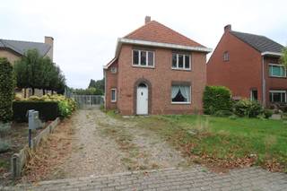 Deze charmante te renoveren woning is centraal gelegen, langsheen de verbindingsweg van Turnhout naar Tilburg, op een mooi groot en diep west...