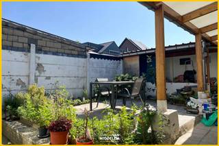 <strong>Immo Van Middelem verhuurt deze gerenoveerde woning gelegen in het centrum van Sint-Katherina-Lombeek (Ternat), op wandelafstand van tal van lokale handelszaken. U vindt er onder meer Bakkerij Heidi, Frituur Loemek, een krantenwinkel, apotheek, bank en het cultuurcentrum De Ploter.</strong> <br /><br />De indeling is als volgt:<br />- GELIJKVLOERS: inkomhal, woonkamer, bureau, douchekamer met dubbele lavabo, keuken (met toegang tot koer), slaapkamer.<br />- 1ste VERDIEPING: nachthal, 3 slaapkamers, badkamer met douche en bad.<br />- TERRAS/KOER: met toegang tot extra berging. <br /><br />EPC: 300 kwh/(m² jaar) – label C (UC:0003917296).<br />Centrale verwarming op gas.<br />Onmiddellijk beschikbaar.