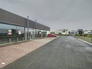 Commercieel gelegen baanwinkel (1127m²) te koop in Pannestraat 221 in Veurne met ruime parkeergelegenheid op een perceel van 3633m².<br /><br />Ontdek deze uitstekende kans om uw bedrijf te vestigen in een commercieel pand van 1127 m² met veel parkeergelegenheid voor 37 wagens.<br /><br />Kenmerken:<br /><br />- Het gebouw bestaat uit 2 delen (697m² en 423m²). Er is een gedeelte verhuurd vaan Reddy keukens met een huurcontract lopende tot 31 januari 2027.<br />- Parkeergelegenheid: met een parkeerterrein voor 37 wagens, er is ruimschoots plaats voor klanten en medewerkers.<br />- Zichtbaarheid: Het pand geniet een uitstekende zichtbaarheid, ideaal voor het aantrekken van voorbijgangers en het vergroten van de naamsbekendheid.<br />- Toegankelijkheid: Gunstig gelegen nabij belangrijke wegen en openbaar vervoer, maakt dit pand gemakkelijk bereikbaar voor zowel klanten als werknemers.<br />- Veelzijdigheid: De flexibele indeling maakt diverse zakelijke toepassingen mogelijk, zoals een showroom, kantoorruimte, of retailactiviteiten.<br /><br /><br />Aarzel zeker niet ons te contacteren indien dit bedrijfsvastgoed bestaande uit een baanwinkel te huur in Veurne u mogelijks kan interesseren.<br /><br />Bestuursmaatregelen in het maatregelenregister: nee