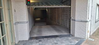 Garage box fermée située sur la Zoutelaan au centre de Knokke.<br /><br />Située à l'angle de la Zoutelaan et de la Nieuwpoortstraat, en face de l'Église anglicane de St George.<br />La garage se trouve au niveau -1 et est facilement accessible.<br />Le loyer est de 1980 € par an.<br />Dimensions : 2m78 de large & 5m39 de long & 3m30 de haut<br />Dimensions de la porte : 2m12 de large & 2m05 de haut.<br /><br />DISPONIBLE IMMEDIATEMENT !<br /><br />Souhaitez-vous plus d'informations ou planifier une visite ?<br />N'hésitez pas à nous contacter au 050 61 23 73.<br />Ref : G744