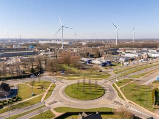 Unieke opportuniteit voor ontwikkelaars, investeerders of ondernemers: projectgrond van maar liefst 45a 74ca, strategisch gelegen aan de Zuiderring in Genk. Het perceel wordt verkocht inclusief vergunning voor 4 functionele bedrijfsunits, ideaal voor opslag, productie, logistiek of grootschalige retail.<br /><br />Dankzij de uitstekende bereikbaarheid, zichtlocatie en ligging nabij belangrijke economische centra biedt dit project een sterk investeringspotentieel.<br /><br /><span><strong>Vergund project</strong></span><br />- Vergunning voor 4 onafhankelijke bedrijfsunits<br />- Functioneel ontwerp met focus op opslag, productie en logistiek<br />- Ruime manoeuvreer-, laad- en loszones voorzien<br />- Mogelijkheid tot flexibele invulling van de units<br /><br /><span><strong>Troeven</strong></span><br />- Strategische ligging vlak aan de Zuiderring<br />- Vlotte verbinding naar E313 en E314<br />- Slechts 100 meter van de haven van Genk<br />- Nabij Thor Park, C-mine en andere economische trekpleisters<br />- Regio Genk-Zuid volop in ontwikkeling en expansie<br />- Uitstekende bereikbaarheid voor vrachtverkeer<br /><br /><strong><span>Praktische informatie</span></strong><br />- Totale perceeloppervlakte: 45a 74ca<br />- Vergunning inbegrepen in de verkoop<br />- Ideaal voor logistiek, opslag, productie of retailactiviteiten<br /><br /><em>3D-beelden zijn indicatief en kunnen licht afwijken van de werkelijkheid.</em><br /><br />Interesse?<br />Contacteer ons via <span><strong>089/20 34 34</strong></span> of mail naar <span><strong>info@ninabrunovastgoed.be</strong></span>