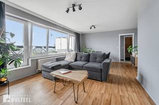 Op de 16de verdieping bevindt zich dit 1 slaapkamerappartement. Het biedt u een inkomhal, een lichtrijke living, een keuken, een slaapkamer,...