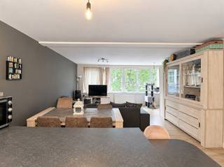 <h3><span>Op te frissen appartement in het centrum van Schoten</span></h3><p><span>Dit centraal gelegen appartement biedt een mooie opportuniteit voor </span><span>starters of investeerders</span><span>. De woning beschikt over een </span><span>ruime woonkamer met open keuken</span><span> en </span><span>2 slaapkamers</span><span>.</span></p><p><span>Het appartement kan naar eigen smaak verder worden opgefrist en ingericht, en biedt dankzij zijn </span><span>centrale ligging in Schoten</span><span> een uitstekende uitvalsbasis voor winkels, horeca, openbaar vervoer en andere voorzieningen.</span></p><p><span>Een interessante kans voor wie op zoek is naar een betaalbare woning met potentieel!</span></p>