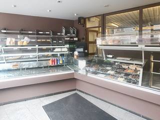 Pal in het centrum van Staden, op wandelafstand van de markt van Staden, vinden we deze handelseigendom. <br />Door de vele ruimtes, biedt deze eigendom tal van mogelijkheden. <br />Momenteel wordt er een goed draaiende bakkerij uitgebaat (het roerend materiaal is niet inbegrepen, maar er is zeker mogelijkheid om dit over te nemen ), maar door de vele multifunctionele ruimtes kunnen hier verschillende zaken worden uitgebaat, van horeca tot kantoor, ontvangstruimtes, ... <br />Extra troef : op het verdiep bevindt zich een volledig ingericht appartement, bestaande uit ingerichte keuken, lichtrijke leefruimte, 3 slaapkamers, badkamer en zuidgericht terras . <br />Er is ook mogelijkheid tot het aankopen van de aanpalende woning (staat momenteel casco), wat uiteraard nog extra mogelijkheden biedt. <br />Kortom : een zeer mooie aanbieding voor wie op zoek is naar een eigendom, in het centrum van Staden, hetzij om er te wonen, hetzij om er een bloeiende zaak uit te baten. <br />EPC 247 KWh/m²jaar (Label C)<br />Deze prijs is een vanaf-prijs, ieder bod hoger dan deze prijs wordt voorgelegd aan de eigenaar die het recht heeft dit bod al dan niet te aanvaarden. <br />Contacteer ons nu voor meer info of een vrijblijvend bezoek aan deze verrassende eigendom.