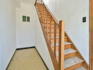 Welkom in de Wingensestraat 7 te Hertsberge, een te renoveren woning met garage, autostaanplaats en zonnige tuin, gelegen in het charmante Hertsberge. Op een steenworp van het Bulskampveld geniet u hier van een groene en rustige omgeving, terwijl scholen, winkels, openbaar vervoer, horeca en tal van wandel- en fietsroutes zich in de nabije omgeving bevinden. De buitenschil van de woning werd reeds gerenoveerd, waardoor u zich kunt focussen op de verdere afwerking van het interieur naar eigen smaak en wensen.<br /><br />Via de ruime inkomhal met plaats voor een vestiaire betreedt u de woning. De leefruimte biedt tal van mogelijkheden en kan perfect gecombineerd worden met een open keuken die aansluit op de tuin. Aansluitend bevindt zich een ruime berging, ideaal voor het stockeren van provisies en huishoudelijke materialen. Verder beschikt het gelijkvloers over een praktische wasplaats/technische ruimte.<br />Op de eerste verdieping vindt u twee slaapkamers, evenals de ruimte voor het inrichten van een badkamer.<br /><br />Buiten geniet u van een achtertuin, een gemeenschappelijke oprit met privatieve autostaanplaats en een garage met elektrische sectionaalpoort. Achter de garage bevindt zich bovendien een overdekte berging, ideaal voor fietsen of tuinmateriaal. <br /><br />De vermelde prijs is een richtprijs; elk bod wordt voorgelegd aan de eigenaar, die het recht heeft dit te aanvaarden of te weigeren.<br /><br />Neem voorsprong met een vrijblijvende schatting via:<br />www.residentievastgoed.be/gratisonlineschatten