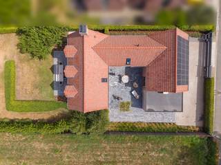 Deze schitterende villa, gebouwd in 2010, is gelegen in Hérinnes (Pecq), op minder dan 10 minuten van Kooigem (Kortrijk) en 20 min van ’t Hoge (Kortrijk)  en 15 minuten van Doornik. Dankzij de vlotte bereikbaarheid en de nabijheid van tal van voorzieningen zoals winkels, horeca, scholen en een apotheek geniet u hier van een uiterst aangename woonomgeving. De open vergezichten over de glooiende velden zorgen bovendien voor een uitzonderlijk gevoel van rust en ruimte.<br /><br />De royale woonvolumes, de hoogwaardige afwerking en de prachtig aangelegde tuin met maximale privacy maken van deze villa een unieke opportuniteit.<br /><br />Gelijkvloers:<br />- inkomhal met gastentoilet<br />- lichtrijke woonkamer voorzien van een eethoek en zithoek met haard (hout), ingemaakte kastenwand (franse eik)<br />- sfeervolle hyper-ingerichte woonkeuken met zicht op beide terrassen<br />- ruime bureaukamer, kan ook dienen als extra slaapkamer/polyvalente ruimte<br />- toegang tot ruime, koele kelder<br />- grote inpandige garage<br />- voorzien van een carport met laadvoorziening (Smappee)<br /><br />Verdieping:<br />- 3 mooie slaapkamers, waarvan 1 zeer grote master bedroom, voorzien van maatmeubilair<br />- verzorgde badkamer voorzien van dubbele lavabo, whirlpool bad &amp; douche<br />- wasruimte op de verdieping, voorzien van toilet en lavabo<br />- toegang tot ruime bergzolder<br /><br />Extra<br />- mooi aangelegde tuin, voorzien van tuinhuis<br />- zonnepanelen (geplaatst in 2013)<br />- ventilatiesysteem C+<br />- vloerverwarming doorheen de volledige woning<br />- airconditioning op de bovenverdieping<br />- kwalitatieve, duurzame materialen (natuusteen, parket, franse eik, eikenhouten deuren...)<br />- laadpaal in carport<br /><br />Meer info of een bezoek gewenst?<br /><br /><br /><br />Bestuursmaatregelen in het maatregelenregister: in aanvraag