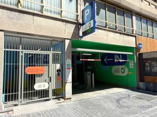 <p>Bent u op zoek naar een veilige parkeeroplossing in Oostende of een interessante vastgoedinvestering?<br /><br />Dan is dit een unieke opportuniteit. Bij aankoop wordt u volle eigenaar van een individueel kadastraal perceel opr het 4e of 5e verdiep. U koopt dus niet louter een gebruiksrecht, maar een eigen parkeerplaats in volle eigendom.<br /><br />Het parkeerconcept werkt volgens een flexibel systeem: u heeft altijd recht op een parkeerplaats binnen het Citibee-gedeelte van het complex, zonder dat u aan één vaste plaats bent gebonden. Zo parkeert u steeds zorgeloos, terwijl Citibee het beheer en de eventuele commerciële exploitatie van de vrije capaciteit voor zijn rekening neemt wanneer u de parking niet gebruikt.<br /><br />Ideaal voor:</p>
<ul>
<li>Eigenaars van een appartement of tweede verblijf in Oostende.</li>
<li>Personen die regelmatig in Oostende verblijven.</li>
<li>Investeerders die op zoek zijn naar een stabiele en alternatieve vastgoedinvestering.</li>
</ul>
<p>Parkeerplaatsen zijn beschikbaar vanaf €43.000. Voor enkele specifieke parkeerplaatsen gelden afwijkende prijzen.<br /><br /><u>Tijdelijke zomeractie</u><br /><br />Koopt u vandaag een parkeerplaats, dan geniet u onmiddellijk van uw parkeerrecht zodra de verkoopovereenkomst is ondertekend. U hoeft dus niet te wachten op de notariële akte om gebruik te maken van de parking.<br />Dat betekent dat u vaak al enkele maanden gratis kunt parkeren. Tijdens de zomermaanden vertegenwoordigt dit een aanzienlijke meerwaarde, aangezien een maandabonnement in de Citibee-parking in juli en augustus €250 per maand bedraagt.<br />Deze actie is bijzonder interessant voor eigenaars van een tweede verblijf die deze zomer al zorgeloos willen parkeren in Oostende.<br /><br /><u>Interessante investeerdersformules</u><br /><br />Formule 1 – 5 parkeerplaatsen<br />Aankoopprijs: €42.500 per parkeerplaats<br />Totale investering: €212.500<br />Gegarandeerd rendement van 3% per jaar<br />Gedurende 4 jaar<br />Jaarlijkse uitbetaling: €6.375<br /><br />Formule 2 – 10 parkeerplaatsen<br />Aankoopprijs: €40.000 per parkeerplaats<br />Korting van €2.500 per parkeerplaats<br />Totale investering: €400.000<br />Gegarandeerd rendement van 3% per jaar<br />Gedurende 4 jaar<br />Jaarlijkse uitbetaling: €12.000<br /><br />Interesse? Neem vrijblijvend contact met ons op voor meer informatie, een overzicht van de beschikbare parkeerplaatsen of een persoonlijk investeringsvoorstel.</p>