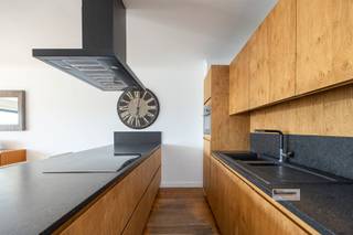 Ruim 3 slaapkamer appartement te schoten met een bewoonbare oppervlakte van 134m². Bij binnenkomst valt meteen de royale woonkamer op, die baadt in...