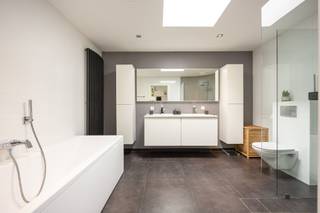 Instapklare gezinswoning met verrassend ruime indeling, 4 slaapkamers en tuin. Winkels, horeca, scholen, openbaar vervoer… op fiets -en...