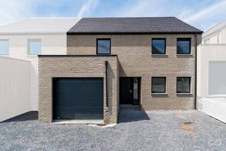Contact : maxime.vandenabbeele@weinvest.be - 0494 05 23 55. À la recherche d'une maison neuve alliant confort, modernité et performance énergétique ? Dès le hall d'entrée, une habitation lumineuse aux volumes bien pensés vous attend. Le rez-de-chaussée propose un bel espace de vie ouvert réunissant salon, séjour et cuisine, dans une ambiance conviviale. Il dispose aussi d'un WC indépendant, d'un espace polyvalent (bureau, buanderie ou rangement) et d'un garage. À l'étage, trois belles chambres et deux salles d'eau offrent un agencement idéal pour une famille ou toute personne recherchant espace et praticité. Construite selon les standards actuels, cette maison bénéficie d'équipements performants : pompe à chaleur avec chauffage au sol, panneaux photovoltaïques, ventilation double flux et châssis à haut rendement, pour un excellent confort thermique et une maîtrise des  consommations. Déjà construite et prête à l'emploi, elle permet de profiter immédiatement des avantages du neuf, sans les contraintes de travaux. À proximité de Florennes et Philippeville, elle bénéficie d'un cadre calme et verdoyant, idéal pour qui recherche la tranquillité tout en restant proche des commodités. Une maison neuve, moderne et économe, pensée pour le confort et la sérénité au quotidien.<br />PEB A+, électricité conforme. <br />Son prix ? Faire offre à partir de 397.000€.<br />Annonce à titre indicatif et non contractuelle.