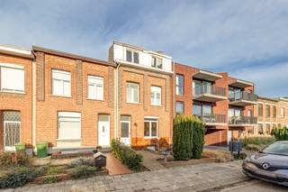  Looking for a home with potential and a fantastic location? This spacious row house in a quiet street of Deurne-Zuid offers you all the basics...