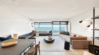 In de gegeerde residentie 'Het Zoute' gelegen op de hoek van het bekende plein "Place M’as-tu-Vu" bevindt zich een uniek appartement met...