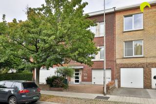 <p><span>Deze charmante bel-étage woning is gelegen op een uitstekende locatie in de gegeerde Oosterveldwijk en beschikt over een bijzonder degelijke structuur. </span></p><p><span>Mits de nodige modernisering vormt deze woning een uitstekende basis voor wie op zoek is naar een huis in deze topwijk.</span></p><p><span> </span></p><p><span>Indeling</span></p><p><span> </span></p><p><span>De inkomhal heeft nog de originele dambord-vloer en houten trap. De traploper kan eenvoudig en zonder schade worden verwijderd.</span></p><p><span>Er is een kast onder de trap en een gastentoilet.</span></p><p><span>Rechts vinden we de garage en achteraan zijn er nog 2 ruimtes waarvan de linkse werd gebruikt als wasberging. De rechtse kan diverse doelen dienen en biedt toegang tot het ommuurde tuintje (+/- 34 m²)</span></p><p><span>Op de eerste verdieping bevinden zich de lichtrijke leefruimte en de keuken. Dankzij de grote raampartijen geniet de leefruimte van aangenaam natuurlijk licht. De keuken sluit rechtstreeks aan op een fijn terras, waardoor binnen- en buitenruimte mooi met elkaar verbonden worden.</span></p><p><span>De tweede verdieping omvat twee ruime slaapkamers en een derde, kleinere kamer die bijvoorbeeld kan worden ingericht als kinderkamer, bureau of dressing. </span></p><p><span>Verder bevindt zich hier de badkamer met douche en tevens een tweede overdekt terras.</span></p><p><span> </span></p><p><span>Grootste troeven</span></p><p><span> </span></p><ul><li><span>Gegeerde ligging in de Oosterveldwijk</span></li><li><span>Zeer degelijke en solide structuur</span></li><li><span>Inpandige garage en oprit met plaats voor twee wagens</span></li><li><span>Aangenaam en volledig ommuurd tuintje + 2 overdekte terrassen</span></li><li><span>Drie slaapkamers, waarvan twee zeer ruime</span></li><li><span>Uitstekende basis om de woning verder naar eigen smaak te moderniseren</span></li></ul><p><span> </span></p><p><span>EPC: 381 kWh/m² jaar - D-label = Géén renovatieplicht van toepassing</span></p><p><span>Waterinfo: G-score A - P-score A</span></p><p><span> </span></p><p><span>Voor een bezoek ter plaatse kan u ons contacteren op het nummer 03 449 42 41 of mail ons via hallo@habicom.be</span></p><p><span>Benieuwd naar de waarde van jouw woning? Check het gratis op www.watismijnhuiswaard.be</span></p>