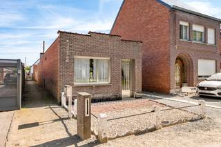 <strong>Te renoveren laagbouwwoning met garage, atelier en tuin op een perceel van 451 m².</strong><br /><br />Ben je op zoek naar een renovatieproject met tal van mogelijkheden?<br />Dan is deze laagbouwwoning zeker een bezoek waard.<br /><br />De woning beschikt over een praktische indeling met een<strong> woonkamer, keuken, badkamer, slaapkamer, kelder, berging en wasplaats</strong>.<br />Daarnaast is er een<strong> atelier,</strong> vroeger ingericht als diamantslijperij, en een <strong>garage</strong>.<br />Achteraan geniet je van een aangename <strong>tuin met tuinhuis</strong>.<br /><br /><strong>Technische gegevens</strong><br />EPC: 935 kWh/m²/jaar – Label F (renovatieplicht van toepassing)<br />Centrale verwarming op mazout<br /><br /><strong>Ontdek deze woning online</strong><br />Bekijk de interactieve grondplannen en alle foto's op onze website:<br />🌐 www.wijns.be<br /><br /><strong>Interesse?</strong><br />Neem vandaag nog contact met ons op voor meer informatie of een bezoek ter plaatse.<br />📞 0473 33 33 33 - ✉️ philip@wijns.be<br />
