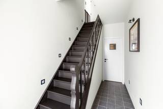 <p>Bent u op zoek naar een kwalitatieve en energiezuinige woning op een unieke locatie? Deze halfopen bel-étage aan de rand van Wetteren werd recent volledig gestript en van kop tot teen gerenoveerd met oog voor detail. Het resultaat is een moderne woning met een hoogwaardige afwerking, een overvloed aan lichtinval en een prachtig uitzicht over de Schelde. Dankzij het gunstige EPC-label A,  zonnepanelen en ventilatiesysteem is het pand volledig toekomstbestendig en geniet u van een optimaal wooncomfort zonder renovatieverplichting.</p><p>Het gelijkvloers beschikt over een ruime inkomhal, een grote inpandige garage en een 2e badkamer die u nog naar eigen wens kunt afwerken. Buiten geniet u van de ruime tuin met achteraan vrij zicht op groen. Verder uitgerust met overdekt terras en een losstaande garage, wat het gemak van deze halfopen bebouwing compleet maakt. De 1e verdieping is ingedeeld met een lichtrijke woonkamer en open keuken die naadloos in elkaar overgaan, met zonneterras. Hier bevinden zich ook de 1e slaapkamer, badkamer en apart toilet. De 2e verdieping biedt plaats aan een royale 2e slaapkamer met eigen toilet.</p><p>De ligging biedt het beste van 2 werelden: weggestoken van de weg geniet u van rust en de nabijheid van de Schelde, terwijl de belangrijkste invalswegen vlot bereikbaar zijn. Daarnaast zijn wandelpaden en natuurgebied De Blakken op een boogscheut. Een ideale kans voor wie op zoek is naar een instapklare, volledig vernieuwde woning op een toplocatie.</p><p>Meer info of een bezoek? Neem contact op met Hanne via 0456 12 69 08 of via hanne@altro-vastgoed.be!</p>
