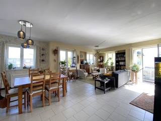 <p><span>If you would like to schedule a viewing, please fill out the rental form on our website (www.verdegemvastgoed.be, at the bottom of the property description). Our office will then contact you to schedule a viewing. Requests submitted through other real estate portals will not be processed.<br /><br />This spacious and pleasant apartment, with 106 m² of living space, is located on the first floor of a well-maintained building with an elevator. Thanks to its excellent location, the village center and numerous amenities are within walking and biking distance.<br />The apartment features a spacious living area with an open kitchen, creating a pleasant and light-filled living environment. The various rooms are easily accessible from the entryway. The apartment also includes a guest restroom, a bathroom, two bedrooms, and a practical storage room.<br /><br />Layout:<br />/ Entryway<br />/ Guest restroom<br />/ Spacious living area<br />/ Open kitchen equipped with a refrigerator, oven, ceramic cooktop, and range hood<br />/ Practical storage room adjacent to the kitchen<br />/ Small balcony<br />/ Bathroom with bathtub, vanity with double sink, and connection for a washing machine<br />/ 2 bedrooms<br /><br />Highlights:<br />/ Recently installed heat pump for both heating and cooling<br />/ 106 m² of living space<br />/ The rent includes a private garage<br />/ Excellent, central location; shops, sports center, and town center within walking and biking distance<br /><br />Monthly rent 925 euros + ... euros in common expenses = ........... euros<br />The apartment is available starting November 1, 2026</span></p>