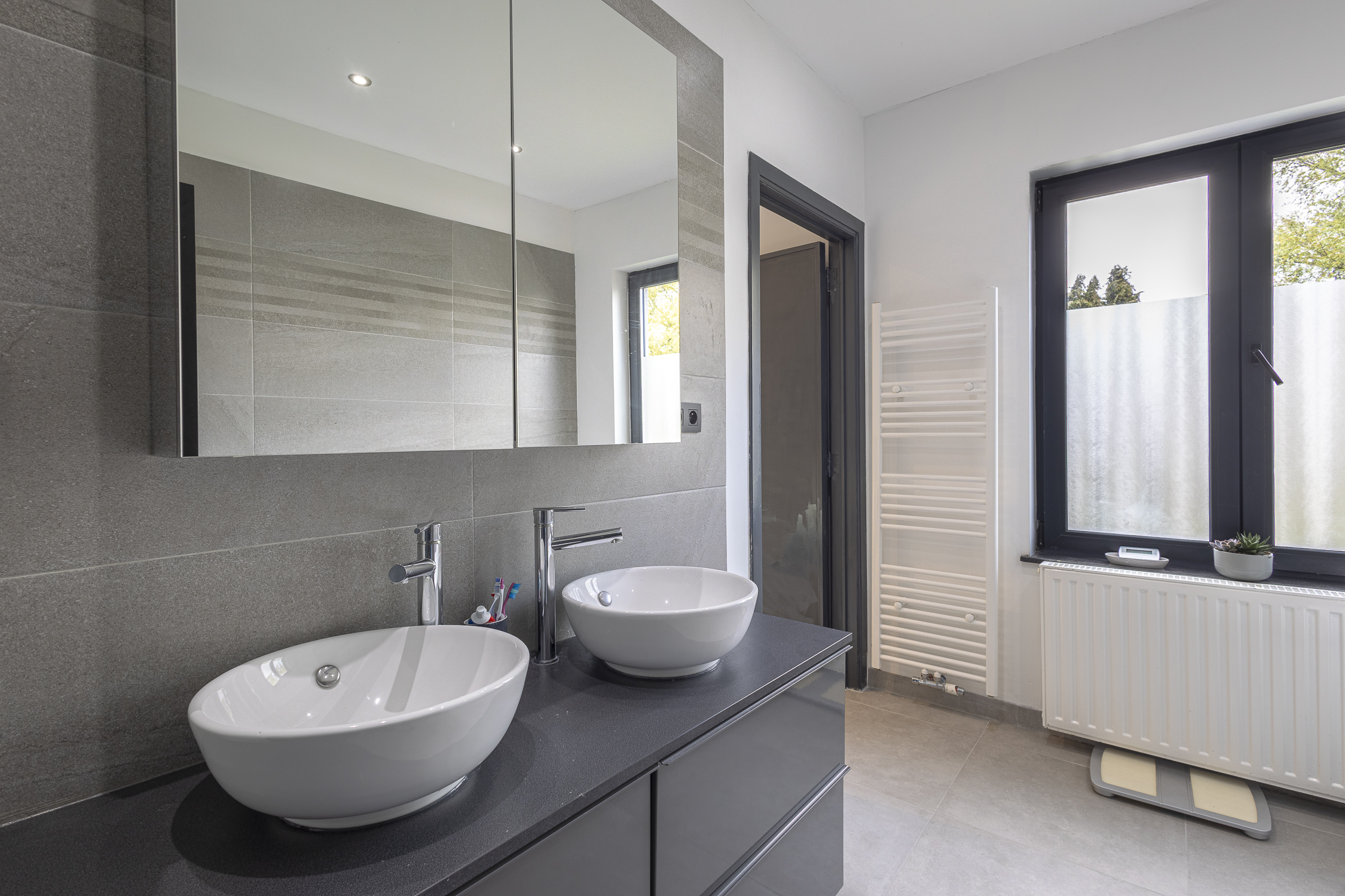 Gerenoveerde herenwoning met 5 slaapkamers, tuin en garage - foto 5