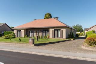 Deze zeer ruime woning met een bewoonbare oppervlakte van maar liefst <strong>342</strong> m² is gelegen op een uitstekende locatie in Kaulille, op een volledig omheind perceel van <strong>1.784 </strong>m².<br />Dankzij de vele recente renovaties geniet u hier van hedendaags comfort, energiezuinig wonen en bijzonder veel leefruimte.<br /><br />De woning beschikt over een ruime inkomhal met aparte vestiaire. De lichtrijke L-vormige leefruimte met natuurstenen vloer biedt een aangename woonbeleving en geeft via een schuifpui rechtstreeks toegang tot het grote overdekte terras. Aansluitend bevindt zich de ruime leefkeuken, eveneens met toegang tot het terras.<br /><br />Verder vinden we op het gelijkvloers , een praktische wasruimte met douchecel en een inpandige garage voorzien van een elektrische sectionale poort en een grote voorraadkelder met technische ruimte<br />Tevens op het gelijkvloers bevinden zich de nachthal, vier volwaardige slaapkamers en een badkamer. Bovendien beschikt de woning op de eerste verdieping over een zeer grote polyvalente ruimte die perfect kan dienen als extra slaapkamers, hobbyruimte, bureau of ontspanningsruimte.<br /><br /><strong>Recente renovaties en energiezuinigheid</strong>
<ul>
<li>Nieuw dak (2022)</li>
<li>Dubbele beglazing (2023)</li>
<li>Zonnepanelen (2023)</li>
<li>Thuisbatterij (2023)</li>
<li>Warmtepomp geplaatst in mei 2026<br /><strong>EPC: 101 kWh/m² – Label B</strong></li>
<li>Elektrische rolluiken aan de voorzijde van de woning</li>
</ul>
<strong>Buitenruimte</strong><br />De tuin is volledig omheind en uitgerust met tal van extra troeven:
<ul>
<li>Vrijstaande garage met elektrische sectionale poort</li>
<li>Overdekt terras met automatische screens en open haard</li>
<li>Elektrische luifel</li>
<li>Elektrische toegangspoort</li>
<li>Grondwaterpomp met sproei-installatie (2 circuits)</li>
<li>Groot tuinhuis</li>
</ul>
<em>Deze eigendom combineert ruimte, comfort, energiezuinigheid en een uitstekende ligging tot een ideale gezinswoning met tal van mogelijkheden.</em>