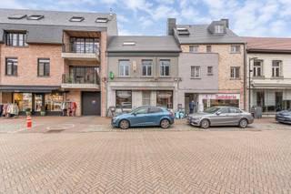 <strong>Goed draaiende broodjeszaak met achtergelegen woonst en tuin van 224 m². Dit op een zeer commerciële ligging op de Grote Markt van Westerlo. EPC Label-C | Elektriciteit conform</strong><br /><br /><strong>Ligging:</strong> Op de Grote Markt van het mooie en groene Westerlo met voldoende parkeergelegenheid voor de deur. Scholen, winkels, horeca en openbaar vervoer op wandelafstand.<br /><br /><strong>Indeling: -1: </strong>Kelder<strong> 0: </strong>handelszaak met uitgeruste keuken, koelcel, toilet | Woning met inkomhal, gastentoilet, leefruimte, keuken, eetplaats <strong>+1: </strong>3 slaapkamers, badkamer<strong> +2: </strong>zolder met vaste trap <strong>tuin:</strong> met 2 terrassen en berging.<br /><br /><strong><strong>Beschrijving: </strong></strong>
<p>Al jaar en dag wordt dit handelshuis uitgebaat als de gekende en goed draaiende broodjeszaak ’t Krokantje. Vooraan op de Grote Markt bevindt zich de ingang van de volledig uitgeruste zaak. Deze omvat het winkelgedeelte met saladette, koeltoog, werkbank,... Achteraan bevindt zich de uitgeruste keuken en een ruimte met koelcel. Ook een toilet is aanwezig.</p>
<p>Achter de winkel ligt het woongedeelte. Dit bestaat uit een inkomhal met gastentoilet en aansluitend de leefruimte met zit- en eethoek.<br />De halfopen keuken werd zeer recent vernieuwd en amper gebruikt. Ze beschikt over alle nodige en hedendaagse toestellen. Vanuit de keuken is er toegang tot de kelder.</p>
<p>Zowel vanuit de keuken als de leefruimte is er verbinding met de aangelegde tuin. Twee gezellige terrasjes en de aangelegde borders maken het hier aangenaam vertoeven.</p>
<p>Op de eerste verdieping bevinden zich drie slaapkamers. Ook de badkamer met douche in bad, lavabomeubel en toilet is hier terug te vinden.</p>
<p>Een vaste molenaarstrap brengt ons naar de zolderverdieping. Deze is ruim en loopt over de volledige breedte van de woning.</p>
<p>Droom jij al jaren van een eigen zaak? Kom zeker eens kijken. Ook interessant voor investeerders.</p>
<p>Voor meer info of een bezoek ter plaatse kan je contact opnemen via <strong>014/95 37 50</strong>.</p>
<p><strong>Bijzondere informatieplicht:</strong><br />Omgevingsvergunning stedenbouwkundige handelingen uitgereikt; woongebied; geen rechterlijke herstelmaatregel of bestuurlijke maatregel opgelegd; geen voorkooprecht ruimtelijke ordening; geen omgevingsvergunning voor het verkavelen van gronden.</p>
<strong></strong>