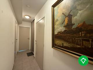 Dit appartement is gelegen op het gelijkvloers in een rustige residentie. Zeer centraal kortbij het centrum van Roeselare! De Grote Markt, winkelstraat, vele winkels in de Westlaan en nog veel meer zijn dichtbij!<br /><br />De indeling is als volgt: gemeenschappelijke hal - doorgang tot de achterliggende autostaanplaats - inkomhal - ruime, lichtrijke living - uitgeruste keuken - apart toilet - (technische) berging - ruime slaapkamer - badkamer (douche en meubel) - ruim, zonnige tuin. In de residentie is er een gemeenschappelijke fietsenberging aanwezig!<br /><br />Vraagprijs appartement 168 000 €, vraagprijs autostaanplaats 7000 €.<br /><br />Troeven:<br />- Perfecte investering of starters appartement! Gebouw van 2016 en rustig gelegen<br />- Gunstig EPC: laag in energieverbruik<br />- Centrale ligging: op wandelafstand van het stadscentrum<br />- Goedgekeurd attest elektriciteit<br /><br />Contacteer ons vandaag nog voor een afspraak ter plaatse!