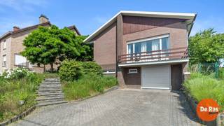 EERSTE BEZOEKDAG ZATERDAG 11/07 VAN 10U30 TOT 13U30 (enkel op afspraak!)<br /><br />BERTEM - Deze zeer rustig gelegen open bebouwing met ruime tuinzone is strategisch gesitueerd in de groene rand rond Leuven en Brussel.<br />Hier is het genieten van de weidse vergezichten maar tegelijkertijd is er een uiterst vlotte verbinding richting beide grootsteden.<br />De oprit naar de autosnelweg ligt op een steenworp afstand, ideaal voor pendelaars of actieve gezinnen.<br /><br />Het Bertembos vormt samen met de Koeheide een paradijs voor wandelaars en natuurliefhebbers. Je vindt er zeldzame fauna en flora, paddenstoelen en fraaie vergezichten. Aan de rand van het bos ligt speelbos ’t Vossenhol, met natuurlijke speelelementen en picknickplaats. <br /><br />Naar indeling toe beschikt de woning over een inkomhal met gastentoilet, een volledig geïnstalleerde keuken, een lichtrijke woonkamer, een badkamer en 4 slaapkamers waarvan er vandaag 2 dienst doen als dressing en bureau. De woning is volledig onderkelderd, wat heel wat opbergmogelijkheden biedt, de wasplaats bevindt zich eveneens op dit niveau. Er is ook nog een zolder.<br />De oprit biedt plaats aan 2 wagens.<br /><br />Naar comfort toe is deze voorzien van centrale verwarming op gas ( recente hoogrendementsketel) en deels dubbele beglazing.<br /><br />Deze woonst is momenteel nog verhuurd, in onderling overling overleg kunnen de mogelijkheden bekeken worden.<br /><br />Kortom, bent u op zoek naar een op te frissen woning met 4 slaapkamers en ruime tuin in de groene rand op een unieke locatie? Aarzel dan niet en maak snel uw afspraak: 053/60.65.60<br /><br />De vermelde prijs is een richtprijs. Na ontvangst van de biedingen zal de verkoper beslissen of hij/zij de eigendom verkoopt aan het beste bod. De richtprijs is aldus niet bindend voor de verkoper. Voor meer info kunt u ons contacteren of het reglement raadplegen op onze website.