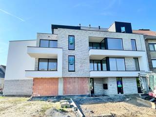 Goedgelegen MODERN KWALITATIEF ENERGIEZUINIG kleinschalig KLASSEGEBOUW (slechts 8 appartementen). Kwalitieve appartementen met TERRAS en AUTOSTAANPLAATS, goedgelegen aan het station, en ENERGIEZUINIG. Zelf inspraak in keuze van materialen. Kan vrijwel SNEL opgeleverd worden. Maak nu uw afspraak voor extra info: guido@immobeguin.be