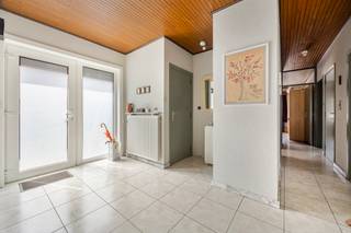 <p>Deze vrijstaande gelijkvloerse woning is gelegen op een uitstekende locatie nabij het centrum van Zolder. Dagelijkse voorzieningen, winkels en openbaar vervoer bevinden zich op wandelafstand, terwijl u dankzij de nabijheid van verschillende invalswegen en de autostrade geniet van een vlotte verbinding naar de omliggende steden. Een ideale ligging voor wie comfortabel en centraal wil wonen.</p>

<p>De woning biedt een praktische indeling met ruime leefruimtes en beschikt over drie slaapkamers, een bureel dat perfect kan dienen als vierde slaapkamer en een aangename veranda. De tuin met twee terrassen vormt de ideale plek om in alle rust van het buitenleven te genieten.</p>

<p><strong>INDELING:</strong></p>

<p><strong>Gelijkvloers:</strong> inkomhal, eetkamer, keuken, lichtrijke woonkamer, veranda, nachthal, apart toilet, drie slaapkamers, bureel of vierde slaapkamer en badkamer.</p>

<p><strong>Kelder:</strong> ruime kelder met inpandige garage.</p>

<p><strong>Buiten:</strong> verzorgde tuin, twee terrassen en tuinberging.</p>

<p><strong>TROEVEN:</strong></p>

<ul><li>Gunstige ligging nabij het centrum van Zolder</li><li>Slechts enkele minuten van de autostrade</li><li>Voorzien van zonnepanelen en thuisbatterij</li><li>EPC-label D – geen renovatieplicht</li></ul>

<p>Bent u op zoek naar een ruime gelijkvloerse woning op een centrale ligging met alle comfort? Ontdek zelf de troeven van deze eigendom in Heusden-Zolder en plan vandaag nog uw bezoek!</p>

<p><strong>JOUW DROOMWONING. ZO GEVONDEN!</strong></p>