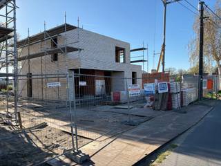 <p>Drie exclusieve nieuwbouwvilla’s waar luxe en hedendaagse architectuur elkaar perfect aanvullen.</p>
<p>De woningen scoren zeer goed qua energiezuinigheid (E-peil max E19) dankzij de <strong>geothermische warmtepompen </strong>met vloerverwarming, <strong>zonnepanelen</strong>, <strong>superisolerende hoogrendements dubbele beglazing,</strong> vloer- muur- en dakisolatie, <strong>ventilatie type D</strong>,…</p>
<p><strong>Troeven van dit project:</strong></p>
<ul>
<li><strong>BEN-woningen (Bijna-EnergieNeutraal)</strong> – energiezuinig wonen met lage energiekosten en toekomstgerichte woonkwaliteit</li>
<li><strong>Rustige ligging</strong> – op fietsafstand van het centrum van Maldegem</li>
<li><strong>Strakke architectuur</strong> – moderne open bebouwingen met een stijlvol plat dak</li>
<li><strong>Ruimte voor het hele gezin</strong> – 4 slaapkamers en 2 badkamers</li>
<li><strong>Aangenaam samenleven</strong> – open keuken met aansluitende berging en een ruime leefruimte met grote raampartijen en zicht op de tuin</li>
<li><strong>Ideaal voor thuiswerk</strong> – aparte bureauruimte</li>
<li><strong>Praktisch comfort</strong> – inpandige garage</li>
<li><strong>Duurzame technieken</strong> – zonnepanelen, warmtepomp en vloerverwarming (uitgezonderd garage en bergingen)</li>
<li><strong>Kwalitatieve materialen</strong> – luxueuze, onderhoudsvriendelijke en stijlvolle afwerking</li>
<li><strong>Afwerking naar keuze</strong> – afhankelijk van de bouwfase kan u nog persoonlijke keuzes maken</li>
<li><strong>Instapklaar</strong> – volledig afgewerkt bij oplevering</li>
</ul>
<p>De prijzen van de woningen <strong>starten vanaf €590.000 (excl. kosten).</strong></p>
<p><strong>Extra voordeel:</strong> aankoop mogelijk aan <strong>6% btw</strong>, mits voldaan aan de wettelijke voorwaarden.</p>
<p>Bent u op zoek naar<strong> een moderne, energiezuinige villa in Maldegem?</strong> Neem gerust vrijblijvend contact met ons op voor meer informatie of een plaatsbezoek via 050/73.73.73 of via info@bonnevastgoed.be</p>