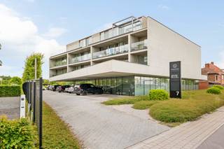 In het hart van Loppem, deelgemeente van Zedelgem, bevindt zich dit recente en bijzonder energiezuinige appartement, afgewerkt in 2020 en gelegen op een uitstekende, vlot bereikbare locatie.<br /><br />Dankzij de centrale ligging woont u hier op wandelafstand van onder meer bakker, supermarkt en andere dagelijkse voorzieningen, terwijl ook de bereikbaarheid een absolute troef vormt.<br /><br />Met een bewoonbare oppervlakte van 90 m² biedt dit appartement een aangename combinatie van ruimte, praktische indeling en hedendaags woonplezier.<br /><br />Het appartement is gelegen op de tweede verdieping en is bovendien vlot toegankelijk dankzij de aanwezigheid van een lift.<br />Via de inkomhal met gastentoilet komt u in de lichtrijke leefruimte, waar de grote raampartijen zorgen voor een bijzonder aangename sfeer en een overvloed aan natuurlijk licht. De afwerking met parket in de leefruimte versterkt het warme en verzorgde karakter van het geheel. Aansluitend bevindt zich de volledig geïnstalleerde open keuken, die niet alleen hedendaags oogt, maar ook beschikt over voldoende opbergmogelijkheden en perfect aansluit op het dagelijkse gebruiksgemak.<br /><br />Een extra troef is de praktische inham in de leefruimte, die perfect kan worden ingericht als bureauhoek, speelruimte of extra leeshoek, afhankelijk van uw eigen woonbehoeften.<br />Vanuit de leefruimte heeft u bovendien toegang tot het zongerichte terras van 18 m², waar u kan genieten van een aangename buitenruimte met een mooie oriëntatie.<br /><br />Verder omvat het appartement twee volwaardige slaapkamers, een praktische berging met aansluiting voor wasmachine en droogkast, en een verzorgde badkamer uitgerust met inloopdouche, ligbad en dubbele wastafel.<br />Ook hier werd duidelijk gekozen voor functionaliteit en een doordachte indeling.<br /><br /><strong>Op energetisch vlak scoort deze eigendom bijzonder sterk. Met een EPC van slechts 49 kWh/m², een A-label en een E-peil van 35 is dit appartement volledig klaar voor de toekomst.<br /><br />Dat maakt het niet alleen bijzonder interessant voor eigen bewoning, maar ook als opbrengsteigendom dankzij de recente afwerking, uitstekende energiescore en sterke verhuurbaarheid.</strong><br /><br />Als extra troeven zijn ook een <strong>autostaanplaats en kelderberging inbegrepen in de prijs</strong>, wat het praktische karakter van deze eigendom nog verder versterkt.<br /><br />Dit appartement is de ideale keuze voor wie op zoek is naar een instapklare, recente en energiezuinige woonst op een centrale ligging, met alle hedendaagse troeven binnen handbereik.<br />Een bijzonder interessante opportuniteit in Loppem die absoluut een bezoek waard is.<br /><br /><strong>EPC 49 kWh/m2 (A-Label) E-Peil 35</strong><br /><br />+ Energiezuinig recent appartement (A) met kwalitatieve materialen<br />+ Autostaanplaats en privatieve berging inbegrepen in de verkoopprijs<br />+ Ruim en zonnig terras<br />+ Lift aanwezig<br />+ Vloerverwarming &amp; Ventilatiesysteem D met warmterecuperatie<br />+ Videofoon<br />+ Ruime bewoonbare oppervlakte van 90m2<br /><br />KOOP DEZE TOPPER RECHTSTREEKS VAN DE EIGENAAR!<br /><br />Neem contact op met de verkoper via Whatsapp <strong>0479/78.71.71</strong> of email <strong>ongenae.elke@gmail.com</strong><br /><br />DIT APPARTEMENT WORDT VERKOCHT ZONDER VASTGOEDMAKELAAR!<br /><br />Ook beslist om uw eigendom te verkopen? Bespaar de makelaar dankzij onze reeds bewezen succesformule.