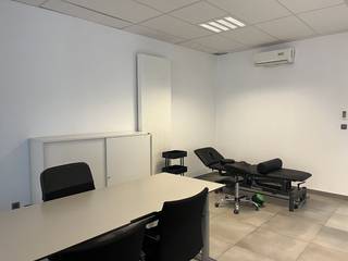 Ces espaces de pratique rénovés à louer sont situés dans un centre médical d'Audenarde, près de la N60.Les salles de pratique sont adaptées...