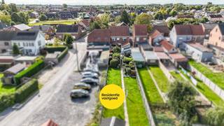 Welkom in de Ichtegemstraat 20 te Kortemark, een te renoveren woning op een toplocatie nabij de markt. Alle voorzieningen zoals winkels, scholen, openbaar vervoer en sportfaciliteiten bevinden zich op wandelafstand.<br /><br />De woning verwelkomt u in een ruime inkomhal met plaats voor vestiaire. De lichtrijke leefruimte sluit naadloos aan op de eetplaats en keuken. De keuken biedt uitbreidingsmogelijkheden door de badkamer naar de eerste verdieping te verplaatsen. Boven bevinden zich vier slaapkamers, waarvan één ideaal kan worden ingericht als badkamer met plaats voor inloopdouche, ligbad en lavabo. Via de vaste trap bereikt u de zolder van 47 m², die ruimte biedt voor extra slaapkamers of hobbyruimte. Opbergruimte is voorzien in de kelderberging.<br />Buiten vindt u een onderhoudsvriendelijke tuin met doorgang vanaf de straatzijde via de garage en een apart bijgebouw dat kan dienen als buitenkeuken of berging.<br /><br />Bent u op zoek naar een centraal gelegen woning met veel potentieel? Contacteer ons vandaag nog voor meer informatie of een bezoek.<br />De vermelde prijs is een richtprijs; elk bod wordt voorgelegd aan de eigenaar, die het recht behoudt om dit te aanvaarden of te weigeren.<br /><br />Neem voorsprong met een vrijblijvende en gratis schatting van uw eigendom via:<br />http://www.residentievastgoed.be/gratisonlineschatten