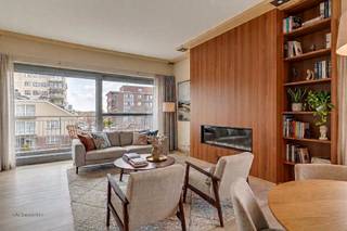 <br />Dit exclusieve en instapklare appartement ligt op een toplocatie in Tongeren, op slechts 200 meter van de Grote Markt.<br />De ruime en lichtrijke woonkamer vormt het hart van de woning en is afgewerkt met hoogwaardige materialen en een gezellige gashaard voor extra sfeer en warmte. De moderne open keuken is volledig uitgerust en sluit naadloos aan bij de leefruimte.<br />Dankzij de doordachte afwerking en het gebruik van duurzame, onderhoudsvriendelijke materialen geniet je hier van optimaal wooncomfort.<br />Het zuid gerichte terras biedt een heerlijke buitenruimte waar je in alle rust kunt genieten van de zon.<br />Met een energiezuinig EPC-label A en lage energiekosten is dit appartement bovendien toekomstgericht en budgetvriendelijk.<br />Het gebouw is voorzien van een lift, wat het comfort en de toegankelijkheid verder verhoogt. Daarnaast is er de mogelijkheid tot aankoop/huur van een (of meerdere) ondergrondse parkeerplaats(en).<br /><br />Kortom: dit appartement combineert een uitstekende ligging op wandelafstand van alle voorzieningen, luxe en energiezuinig wonen. Een unieke kans voor wie op zoek is naar kwaliteit en comfort op een toplocatie in het hart van Tongeren.<br />Voor meer informatie: 0495 695066<br />Overzicht<br />• Oppervlakte120.5 m²<br />• Energie van de verwarming: Gas<br />• Manier van verwarming: Individueel<br />• Type warm water: Individueel<br />• Staat: Uitstekende staat<br />• Verdieping: 2de verdieping<br />• Oriëntatie: Zuid<br />• Uitzicht: Vrij zicht<br /><br />De algemene voorwaarden van Dewaele DIY kunt u steeds raadplegen via dewaele.com.<br /><br />Bestuursmaatregelen in het maatregelenregister: in aanvraag<br /><br />Deze AI-visualisaties zijn bedoeld als inspiratie. Er werd geen rekening gehouden met technische specificaties, stedenbouwkundige voorschriften of de concrete mogelijkheden tot realisatie.
