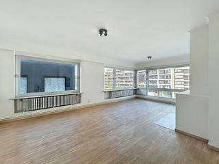 Vous recherchez un appartement rénové de 2 chambres avec vue sur la Lys ? <br />Alors c'est peut-être quelque chose pour toi ! L'appartement est très lumineux et offre une vue dégagée.<br /><br />Disposition :<br /><br />2e étage :<br />- hall d'entrée spacieux avec toilettes invités<br />- espace de vie avec vue sur la Lys et les tours Broel<br />- cuisine pratique (four, lave-vaisselle, double évier, plaque vitrocéramique et réfrigérateur)<br />- salle de bain avec douche, baignoire et double vasque<br />- 2 chambres spacieuses<br />- terrasse<br /><br />Supplémentaire :<br />- frais communs : commission 50,00 €/mois<br /><br />Intéressé ? Demandez une visite rapide via le site web www.dewaele.com