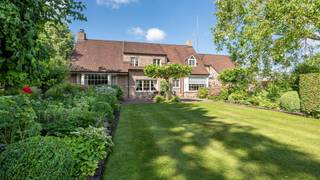 Deze uitzonderlijke villa is gelegen op een schitterende kavel van 2.681 m². De locatie van deze villa is uniek te noemen. Ze is uitstekend gelegen in het groen, op fietsafstand van het centrum. Er is een vlotte verbinding naar de op- en afritten van E34 (Turnhout-Eindhoven). Aangrenzend aan het Natura2000 Turnhouts vennengebied. Scholen, winkels, etc. bevinden zich in de onmiddellijke nabijheid. <br /><br />De villa is ideaal voor een kroostrijk gezin op zoek naar ruimte en gezelligheid. Deze villa heeft het allemaal: 5 slaapkamers, 2 badkamers, diverse leef- en zitruimten, een dubbele inpandige garage en een prachtige aangelegde tuin. De afwerking van de gehele villa is zeer kwalitatief met oog voor detail.<br /><br />Gelijkvloers: <br />De gezellige voortuin met voldoende parkeergelegenheid brengt u tot de voordeur van deze riante villa. Bij het betreden van de inkomhal ervaart u onmiddellijk de gezellige sfeer. De inkomhal reikt tot de eerste verdieping en vormt het centrale hart van deze villa. <br /><br />De deuren bieden vanuit deze hal toegang tot de verschillende ruimten. Zo treft u een gastentoilet met tussenruimte, geschikt als vestiaire. Aan de rechterkant bevinden zich de leefruimten, met o.a. een schitterende eetkamer en twee gezellige zithoeken waarvan 1 met grote open haard. Deze leefruimten beschikken allen over een massief eiken parketvloer, grote raampartijen met mooi zicht naar de tuin.<br /><br />Vanuit de centrale inkomhal hebt u toegang tot de riante woonkeuken, compleet ingericht met toestellen, gezellige eethoek en voldoende kastruimte. <br /><br />Verder bevindt zich op het gelijkvloers een dubbele inpandige garage, momenteel ingericht als multifunctionele ruimte met sauna en veel opslagmogelijkheden. Inclusief extra werkplaats en aparte technische ruimte. Ideaal voor ontspanning, hobby's en praktische toepassingen. <br /><br />Eerste verdieping: <br />De stijlvolle trap brengt u vanuit de centrale inkomhal naar de bovenliggende verdieping. De ruime overloop geeft toegang tot de sfeervolle mastersuite met eigen badkamer. De badkamer is voorzien van een ligbad, douche, toilet en dubbele wastafel in meubel. <br />Verder nog vier ruime slaapkamers met veel lichtinval. De tweede badkamer op deze verdieping is voorzien van ligbad en dubbele lavabo in meubel. <br />Verder op deze verdieping treft u een extra gezellige zithoek, ook rechtstreeks te bereiken via de tv-hoek op de gelijkvloerse verdieping. <br /><br />Tweede verdieping:<br />Via een vlizotrap is de ruime zolder te bereiken. Deze praktische zolder biedt tal van mogelijkheden voor extra opslag. <br /><br />Sfeervolle wijnkelder:<br />Voor de echte wijnliefhebber is deze woning voorzien van een authentieke, sfeervolle wijnkelder. Perfect voor het bewaren en presenteren van uw favoriete flessen. Een uniek en karaktervol element dat deze woning compleet maakt. <br /><br />Tuin: <br />De oost gerichte tuin is schitterend aangelegd, geniet van bomen, veel groen, absolute rust en privacy en is voorzien van diverse terrassen. Verder nog een praktische tuinberging en een ruime overkapping/terras aanwezig. De tuin is volledig omheind en vooraan afgesloten met een automatische toegangspoort. <br /><br />Bijzonderheden: <br />- Pareltje voor wie op zoek is naar luxe en ruimte in een landelijke en rustige omgeving, op een boogscheut van de Nederlandse grens. <br />- Verwarming op stookolie d.m.v. radiatoren <br />- Bijzonder hoogwaardige afwerking <br />- Airco's <br />- 28 zonnepanelen <br />- Voorzien van professioneel alarmsysteem en camerabewaking<br />- De woning heeft een eigen drinkwatervoorziening d.m.v. een geboord put (210m) <br /><br />Kortom, een villa zoals u er geen 2de zult vinden qua architectuur, afwerking en vooral wat sfeer en belevingswaarde betreft!