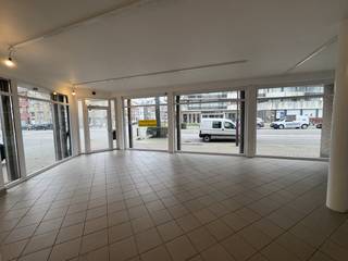 Pourquoi cette propriété mérite votre attention :Les grandes fenêtres qui l'entourent laissent entrer beaucoup de lumière naturelle et constituent...