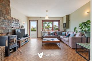 <p><span>Deels gerenoveerde woning op rustige ligging vlak bij Be-Mine op mooi diep perceel.</span></p><p><span> </span></p><p><span>Belangrijkste troeven: </span></p><p><span>- Centrale ligging</span></p><p><span>- Gerenoveerde keuken</span></p><p><span>- Lichtrijke living</span></p><p><span>- Diepe rustgevende tuin</span></p><p><span>- 2 slaapkamers</span></p><p><span>- Rustige toch centrale ligging</span></p><p><span>- Elektriciteit deels vernieuwd</span></p><p><span> </span></p><p><span>Bekijk zeker ook de grondplannen met de afmetingen. Zo krijgt u van thuis uit al een perfect beeld van wat deze woning te bieden heeft!</span></p><p><span> </span></p><p><span>Wenst u meer info of een vrijblijvende bezichtiging, contacteer dan ons kantoor op het nummer 011 85 15 15 en wij helpen u graag verder. </span></p>