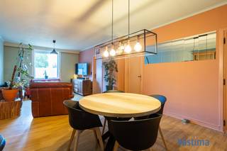 Welkom in deze warm ingerichte gezinswoning in Nieuwerkerken. Bij het binnenkomen word je ontvangen in een praktische inkomhal met vestiaire. Aansluitend ontdek je de gezellige leefruimte, een uitnodigende plek waar het hele gezin zich onmiddellijk thuis voelt.<br /><br />De ligging vormt een grote meerwaarde: winkels, invalswegen, E40 en openbaar vervoer bevinden zich vlakbij, waardoor je geniet van een uitstekende mobiliteit en een vlotte verbinding naar omliggende steden. Alles wat je nodig hebt ligt binnen handbereik, terwijl je thuis toch kan genieten van rust en comfort. Door de supermarkt schuin tegenover de woning hebben bezoekers nooit parkeerstress.<br /><br />EPC Label A - 76 kwh (!) / Elektriciteit conform - Zonnepanelen / Driedubbel glas / Beperkt KI 354,00 Euro / Warmtepompen / Elektrische rolluiken in de slaapkamers.<br /><br />Achteraan bevindt zich de functionele keuken. Naast de keuken vind je de badkamer en een ruime verandaruimte, die momenteel dienstdoet als praktijkruimte, en daardoor een waaier aan mogelijkheden biedt voor wie thuis wil werken of extra leefruimte wenst. Deze flexibele indeling maakt de woning bijzonder aantrekkelijk voor gezinnen die nood hebben aan multifunctionele ruimtes. De aanwezige kelder zorgt voor extra opbergruimte.<br /><br />Op de eerste verdieping bevinden zich twee volwaardige slaapkamers, aangevuld met een praktische doucheruimte. Daarnaast is er een handige dressing die het comfort nog verder verhoogt. De ruime, in te richten zolder biedt bijkomende mogelijkheden voor uitbreiding, of je nu een extra slaapkamer, een hobbyruimte of een rustige werkplek nodig hebt.<br /><br />Buiten geniet je van een zuidoost gerichte tuin met terras, waar je al van ’s morgens vroeg in het zonnetje kunt vertoeven en kinderen veilig kunnen spelen. Tevens is de tuin achteraan toegankelijk via een gedeelde weg, ideaal voor vuilnis of fietsen.<br /><br />Deze woning is de ideale keuze voor gezinnen die op zoek zijn naar een ruime, energiezuinige en strategisch gelegen thuis.<br /><br />Laat deze kans niet aan je voorbijgaan en vraag vandaag nog je bezoek aan om zelf te ontdekken wat deze woning zo bijzonder maakt.