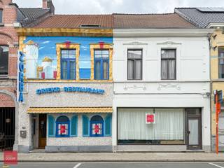 Twee handelspanden met een gezamelijke straatbreedte van ca 12m. 