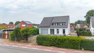 Bij ImmoFusion 7/7 "open huis": klik op onze 3D-TOUR.<br />Ervaar vastgoed alsof je er zelf doorloopt!<br /><br />Bent u op zoek naar een moderne woning met een praktische indeling, met een multifunctionele ruimte die zowel kan dienen als dubbele garage, werkatelier of vrij beroep? Dan is een vrij-beroeper ideaal of wil je gewoon wonen boven je droomhobby.<br /><br />Bij het betreden van de woning komt u terecht in de inkomhal, waar zich de trap bevindt naar zowel de woonverdieping als de nette kelder. Aan de linkerzijde bereikt u de uitzonderlijk ruime, lichtrijke inpandige garage/atelier, dat naadloos overloopt in een 2de even interessante open ruimte ! De ruimte beschikt over 2 sectionale poorten, wat zorgt voor een vlotte toegankelijkheid en de mogelijkheid om deze verdieping optimaal te benutten. Ook bestaat de garagevloer uit gewapend beton en mag deze zwaar belast worden. Op deze verdieping bevindt zich eveneens een apart toilet. Dankzij de doordachte indeling kunt u zich vlot door deze volledige verdieping bewegen, maar ook voor zeer veelzijdige activiteiten gebruiken.<br /><br />Het gelijkvloers beschikt over een gevlinderde vloer, vloerverwarming, trap en kelderluik met takelloopkat en een thermische, inbraakvrije (Hörmann) achterdeur. Tevens is er ook een apart toilet. <br /><br />De volledig geïsoleerde, hoge en droge kelder beschikt over een gevlinderde vloer, een thermische (Hörmann) kelderdeur en rondom voorziene kelderverluchting. Deze ruime kelder is ideaal voor het stockeren van allerhande materialen. <br /><br />Op de eerste verdieping wordt u verwelkomd in een ruime en bijzonder lichtrijke leefruimte. Grote raampartijen zorgen hier voor een aangename lichtinval en creëren een open en warme sfeer. De open keuken sluit perfect aan op de leefruimte, waardoor koken, tafelen en ontspannen mooi in elkaar overvloeien en een gezellige woonomgeving ontstaat.<br /><br />De verdieping is voorzien van vloerverwarming en triple beglazing, ook in de Velux-ramen. Verder zijn er twee ruime slaapkamers en een moderne badkamer met douche en ligbad.<br />Deze unieke woning straalt in haar geheel een moderne uitstraling uit en biedt een aangename combinatie van ruimte, licht en functionaliteit. De uitzonderlijke inrichting vormt een absolute meerwaarde voor wie net iets anders wil in de zeer brede zin van het woord. De extra opslagruimte blijft een groot pluspunt!<br /><br />Pluspunten:<br />- Moderne, energiezuinige woning<br />- Ruime en lichtrijke leefruimte<br />- Zeer onderhoudsvriendelijk<br />- 2 slaapkamers<br />- Multifunctionele ruimte (dubbele garage, werkatelier)<br />- 2 sectionale poorten<br />- Volledig geïsoleerde, droge kelder<br />- Vloerverwarming en -koeling, gelijkvloers en bovenverdieping<br />- LG zonnepanelen 7.500 W<br />- E-peil 21 & warmtepomp<br />- Triple beglazing, inclusief Velux<br />- Regenwaterput 10.000 liter<br />- Centraal stofzuigsysteem<br />- Elektrische schuifpoort<br />- Massief houten binnendeuren<br /><br />Maatregelen opgenomen in het Maatregelenregister: nee<br /><br />Voor een bezichtiging ter plaatse of meer info, bel ons op 078/78.78.70, of kom gewoon vrijblijvend langs op ons kantoor.