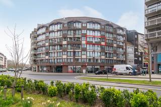 Dit lichtrijk appartement te koop is gelegen op een uitstekende locatie in Oostende, met een direct en rustgevend zicht op de jachthaven...