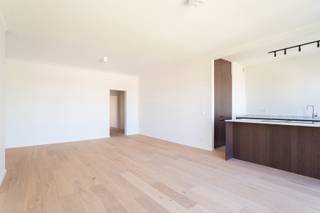 <strong>Wilrijk - Kwalitatief nieuw gerenoveerd en lichtrijk 2 à 3 slaapkamer dakappartement met extra bureau-, dressingkamer en een zonnig terras. </strong><strong>Gelegen op een toplocatie nabij de gegeerde Pulhofwijk, geniet u van alle comfort op wandelafstand: van ambachtelijke bakkers en supermarkten tot scholen en ziekenhuizen. Dankzij de nabijheid van belangrijke invalswegen is de bereikbaarheid uitstekend. <br /><br />Mogelijkheid tot aankoop van een ondergrondse autostaanplaats in het gebouw.<br /></strong><br /><span><strong>INDELING: </strong></span><br />Via de INKOMHAL met apart gastentoilet heeft u toegang tot de ruime en lichtrijke LIVING ca. 33m² op parket met open ingerichte KEUKEN <br />ca. 7m² voorzien van een kookeiland, een ontbijthoek, opbergkasten en kwalitatieve toestellen: inductiekookplaat met ingebouwde afzuiging, ruime koelkast met diepvries, oven, afwasmachine en een spoelbak.<br />Een handige BERGING met ruime ingemaakte kast. De ansluiting voor uw wasmachine en droogkast zijn hier aanwezig. <br /><br />Via de NACHTHAL met ingemaakte kast, is er toegang tot de slaapkamers op parket en de ingerichte moderne BADKAMER ca. 5m², voorzien van ruime inloop regendouche en een wastafel in een meubel met spiegel.<br />De eerste SLAAPKAMER ca. 10m² en tweede SLAAPKAMER ca. 18m² geven toegang tot het zuidgerichte TERRAS ca. 5m² met extra opbergkast. De derde polyvalente RUIMTE van ca. 12m², voorzien van lichtkoepel en afgewerkt met parket, biedt de perfecte ruimte voor een riante dressing of een rustige thuiswerkplek.<br /><br />Heerlijk genieten kan u op het zonnige TERRAS. <br /><br />De KELDER is inbegrepen. Een ondergrondse parkeerplaats in het gebouw is apart te koop voor 20.000€.<br /><br /><span><strong>BIJZONDERHEDEN:</strong></span><br />* Nieuw gerenoveerd 2 à 3 slaapkamer dakappartement op uitstekende locatie. <br />* Kwalitatieve afwerking - totale renovatie (2026)<br />* Mobiscore 9,0<br />* Zonnig zuidgericht terras achteraan <br />* Inclusief kelderberging<br />* Een ondergrondse parkeerplaats is apart te koop